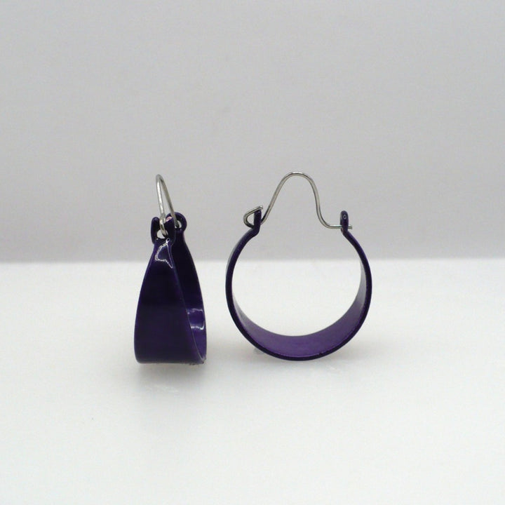 1980s Vintage Purple Aubergine Tapered Enamel Hoop Earrings (11/16-inch)