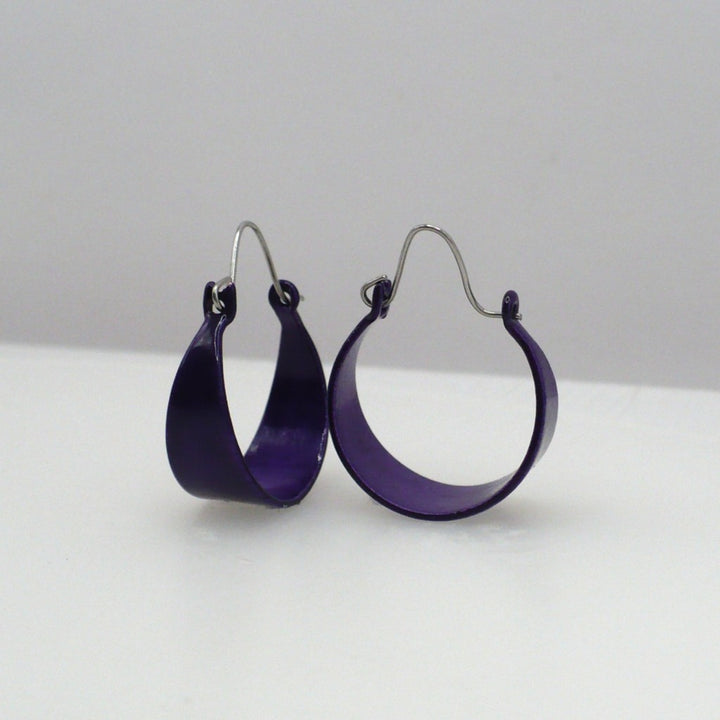 1980s Vintage Purple Aubergine Tapered Enamel Hoop Earrings (11/16-inch)