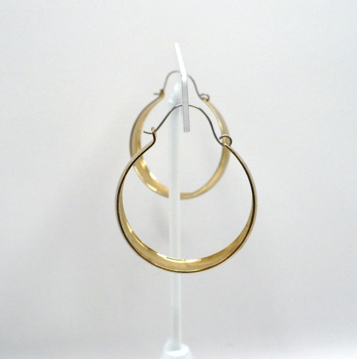 1980s Vintage Tapered Metallic Gold-tone Hoop Fashion Earrings (1 1/4-inch)
