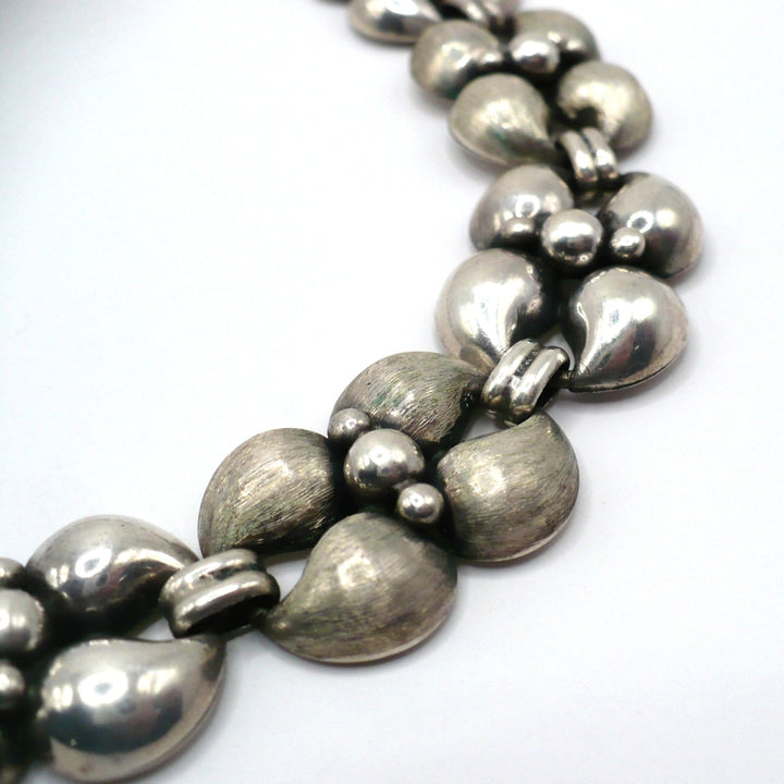 Close-up of links 1950s Vintage Silver Modernist Industria Argentina Choker Necklace.