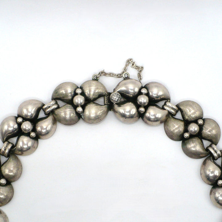 Close-up of closed clasp 1950s Vintage Silver Modernist Industria Argentina Choker Necklace.