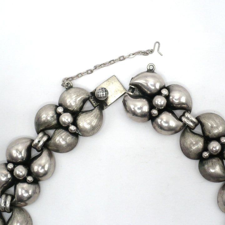 Close-up of open clasp 1950s Vintage Silver Modernist Industria Argentina Choker Necklace.