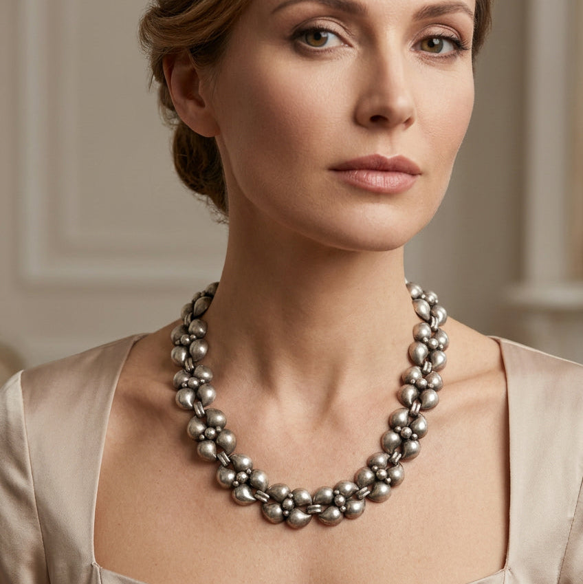 woman wearing 1950s Vintage Silver Modernist Industria Argentina Choker Necklace.