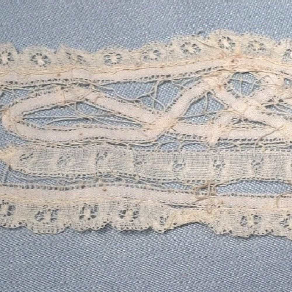 Collar.