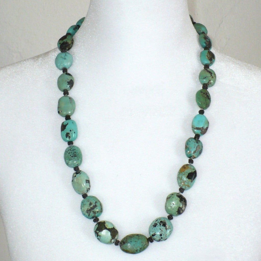 1970s Vintage Hubei Turquoise Beaded Necklace.