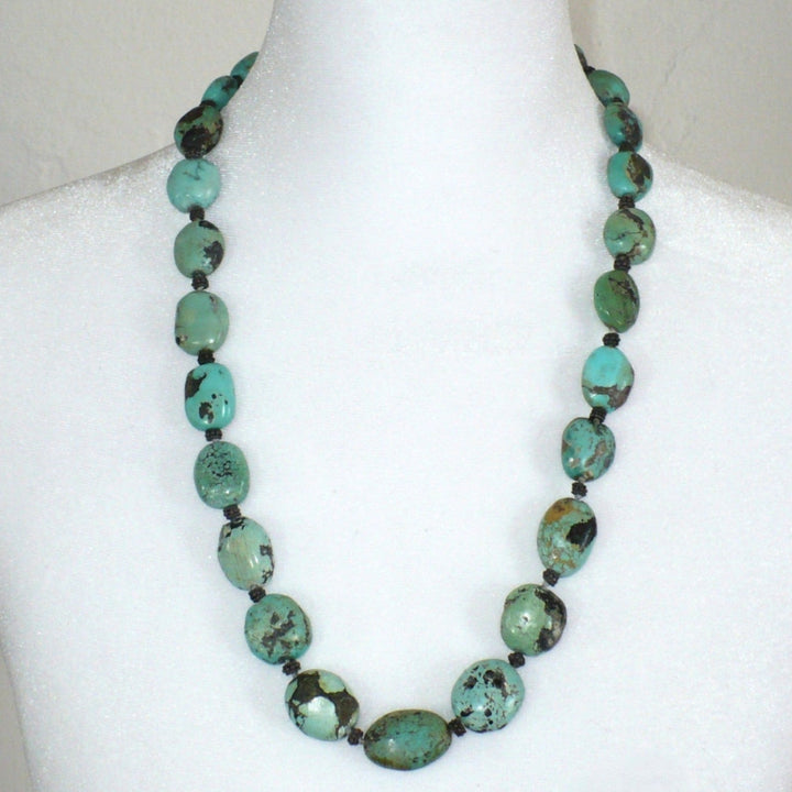 1970s Vintage Hubei Turquoise Beaded Necklace.