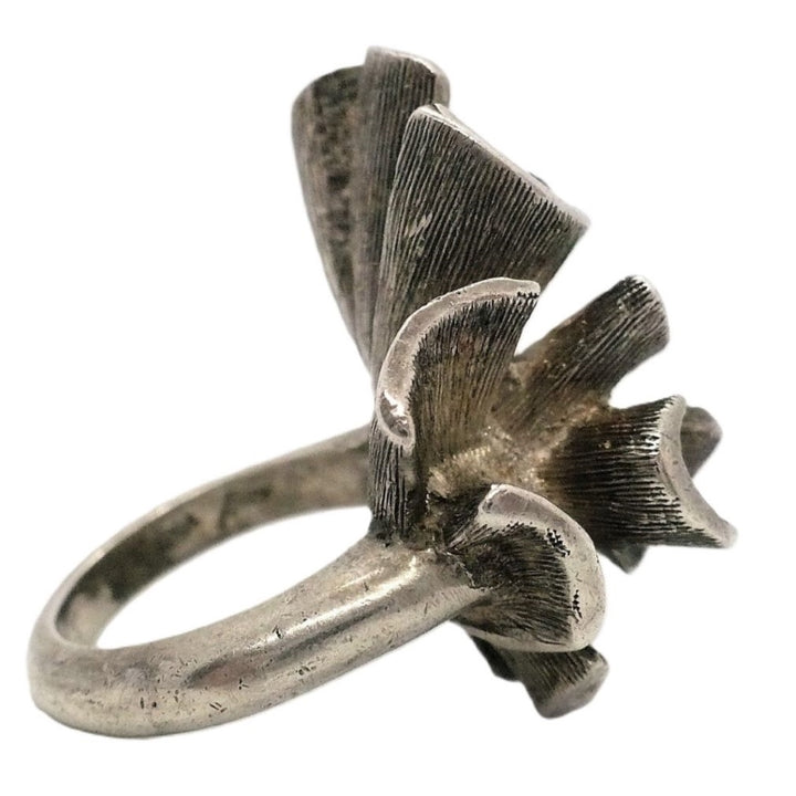 1960s Vintage Brutalist Ring: Industria Argentina tight side view.
