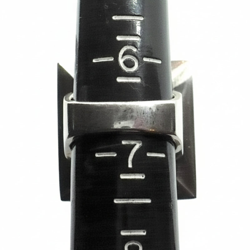 S’Paliu black onyx ring on sizer verifying  the given size.