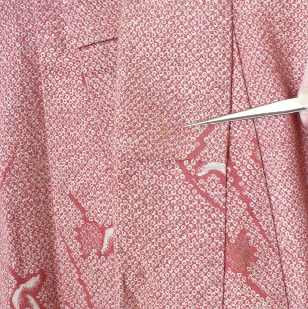 1970s-1980s Japanese Hitoe Kimono, Zha-Ran Textile, enlarged image of small stain, with meta pointer helping you to see it.