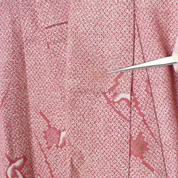 1970s-1980s Japanese Hitoe Kimono, Zha-Ran Textile, enlarged image of small stain, with meta pointer helping you to see it.