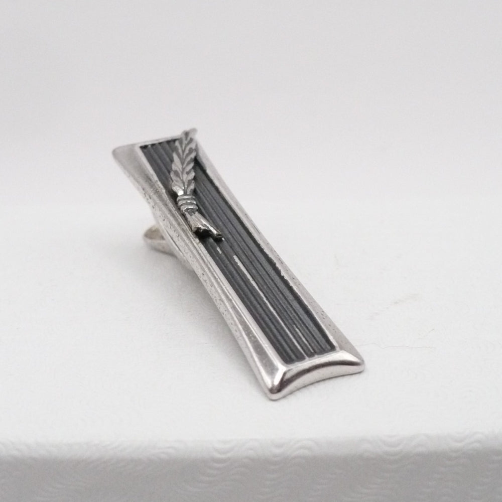 1960s Silver Tone Tie Clip with Wheat Design – Vintage Narrow Shorty Bar for Men.