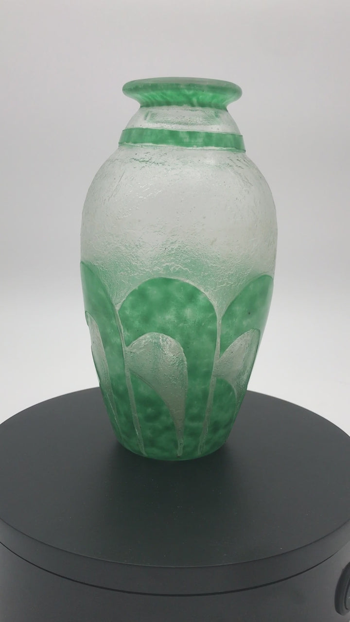 Video of 1920 Degué Art Deco Table Vase on a white background on a rotating display.